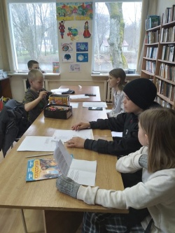 В библиотеке поселка Грачевка с подростками обсудили меры антитеррористической безопасности