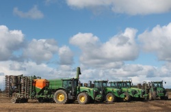 Готовь сани с лета, а трактора с зимы: аграрии района готовят технику к полевым работам