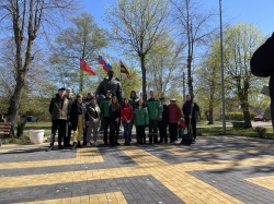 Перед праздником 9 мая в поселке Рыбачем убрали территорию у памятника Воину