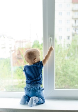 Не оставляйте детей в помещениях с открытыми окнами без присмотра!
