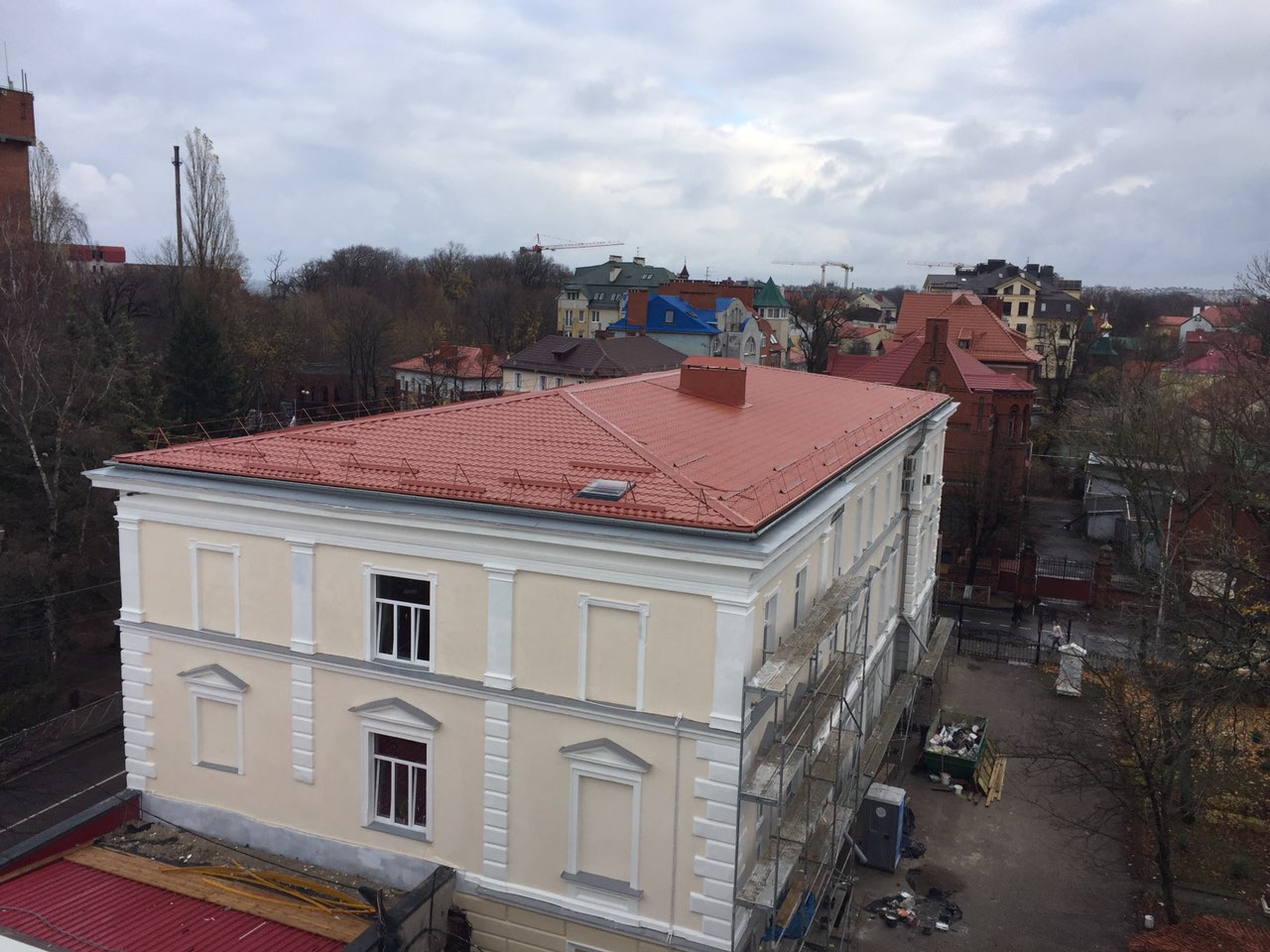 Завершен ремонт кровли на историческом здании в центре Зеленоградска