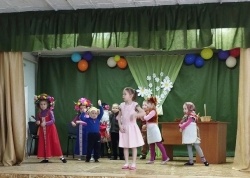 В Доме культуры поселка Грачевка состоялась премьера музыкальной сказки «Три медведя»