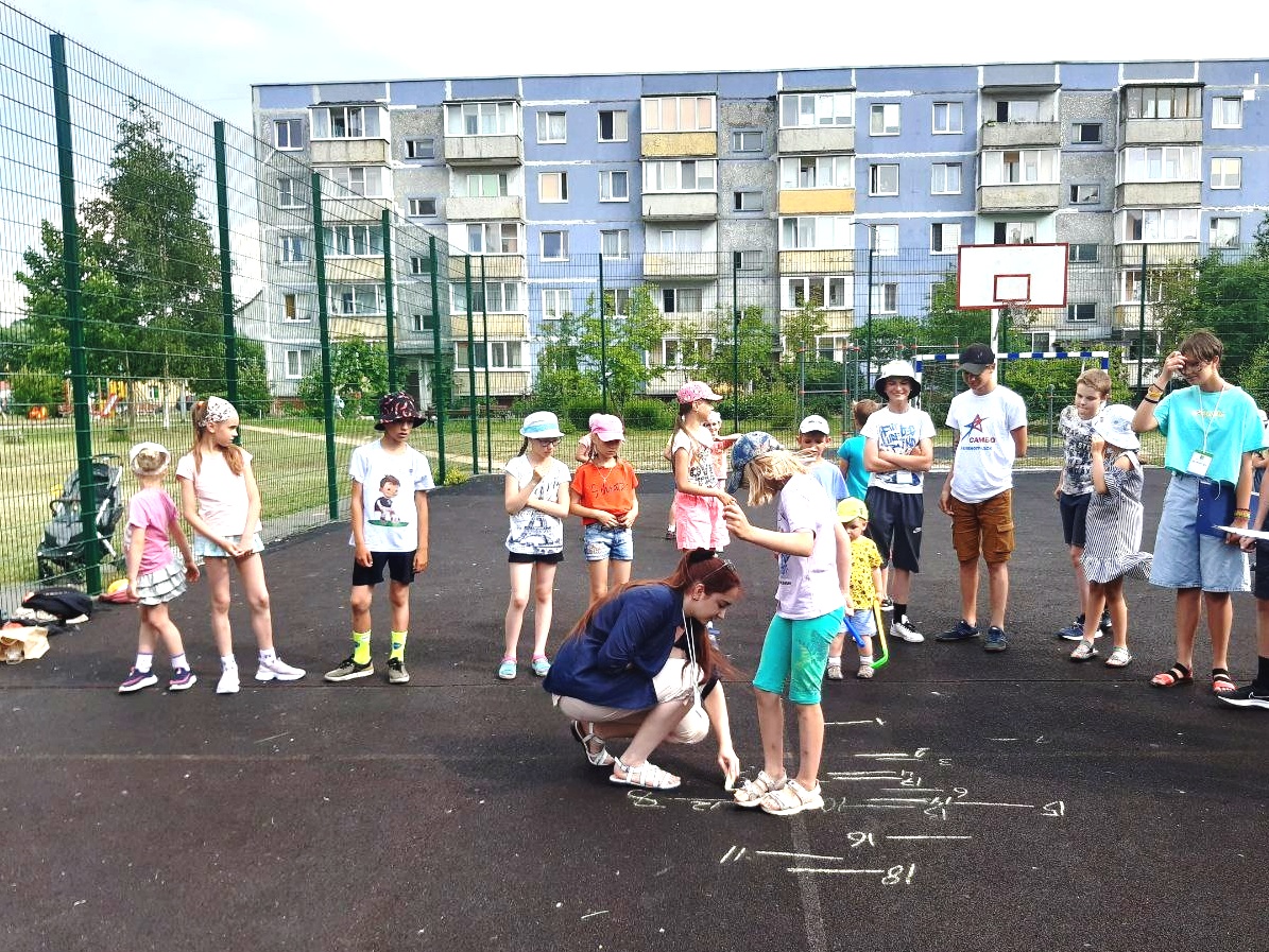 В Зеленоградске досугом детей на придомовых площадках занялись наставники двора