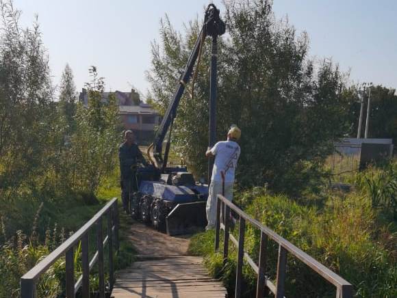 В Зеленоградске приступили к ремонту пешеходного мостика через реку Тростянка