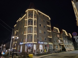Здание на улице Пугачева в Зеленоградске получило архитектурную подсветку
