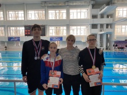 Воспитанники спортивной школы «Янтарь» завоевали 14 медалей на Чемпионате и Первенстве СЗФО по плаванию