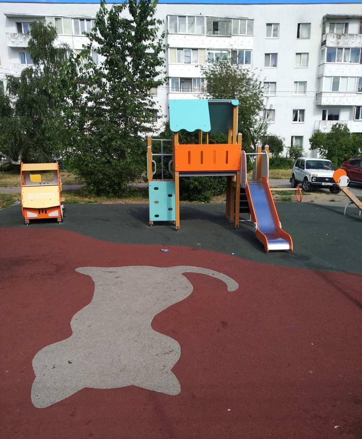 На улице Лесопарковой в Зеленоградске новые детская и спортивная площадки