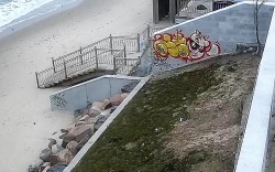 В Зеленоградске разыскивается вандал, разрисовавший стены