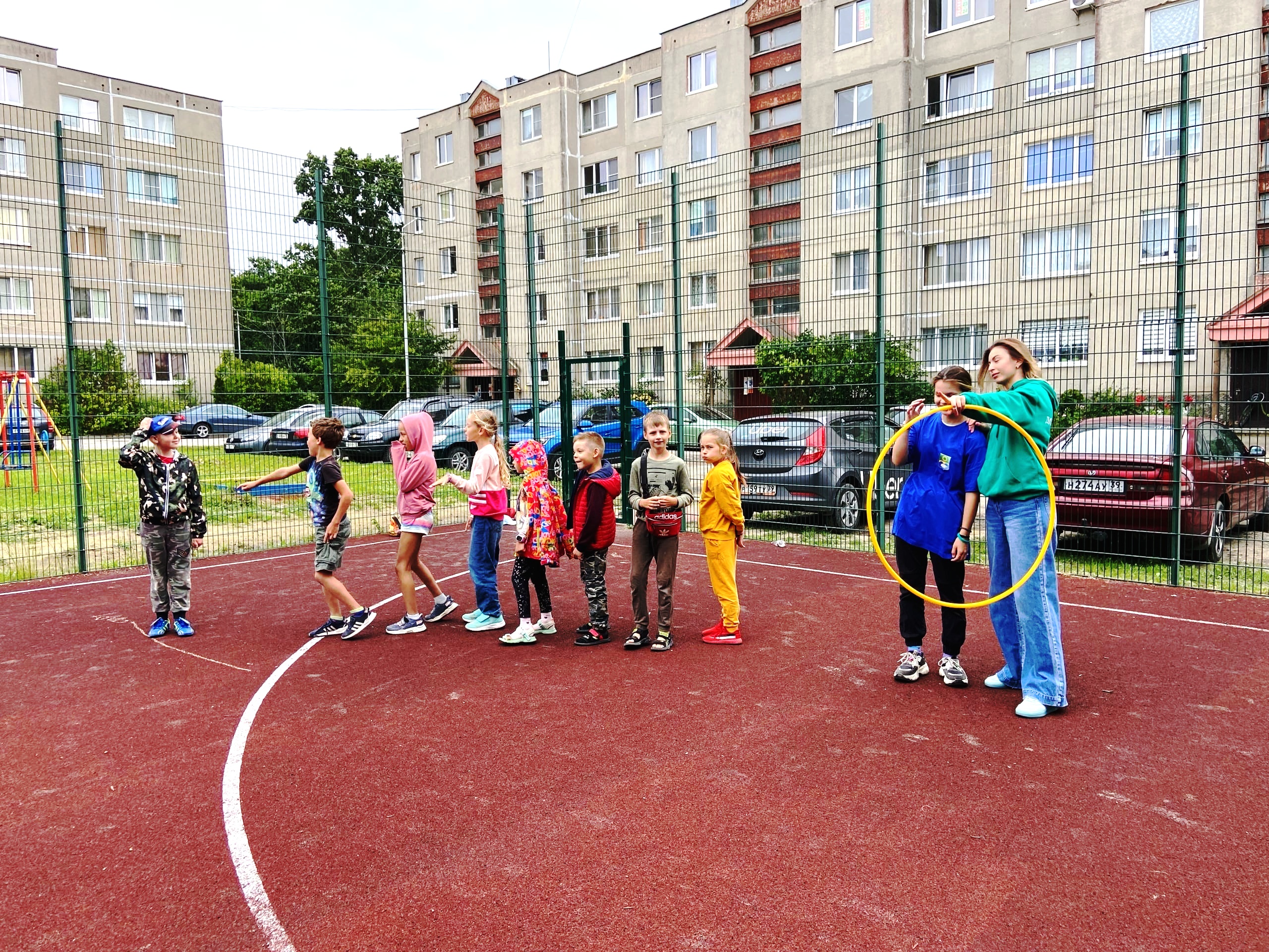 Наставники двора провели для ребят на спортивной площадке улицы Солнечной мастер-класс по акробатическому рок-н-роллу