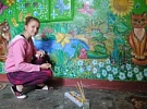 Жители дома по улице Победы украсили стены цветочной росписью